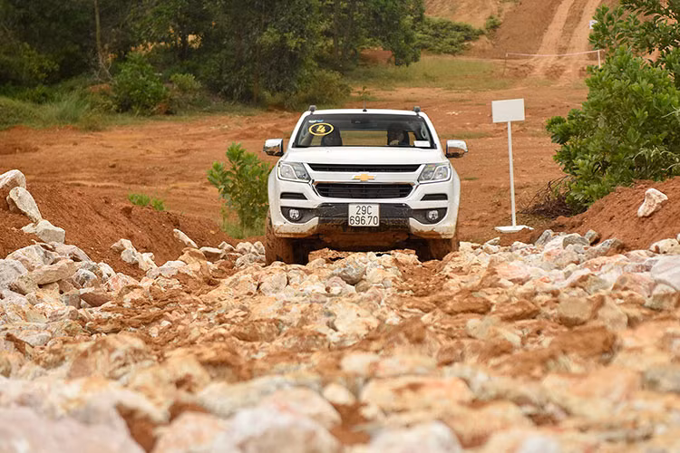 Kể từ 1/7/2018, mẫu bán tải Chevrolet Colorado của GM Việt Nam sẽ không còn mô hình động cơ 2.8L, thay vào đó là động cơ mới 2.5L VGT và bổ sung thêm tính năng an toàn với giá bán từ 624 – 819 triệu đồng. Xe có thêm 2 màu mới gồm Cam và Xám ánh kim bên cạnh 6 màu sơn ngoại thất đã có như Đen, Trắng, Đỏ, Bạc, Xám và Xanh.