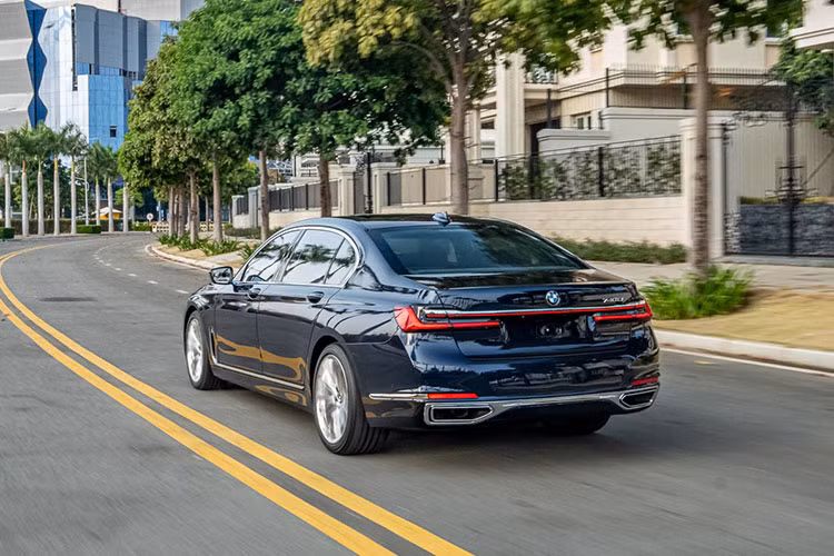 Đặc biệt, đối thủ của BMW 7-Series đang là Mercedes-Benz S-Class 2021 hiện cũng đang chuẩn bị có thế hệ mới bán chính hãng tại Việt Nam nên sẽ tạo ra cuộc đưa xe sang khá gay gắt cho hai thương hiệu xe sang Đức.