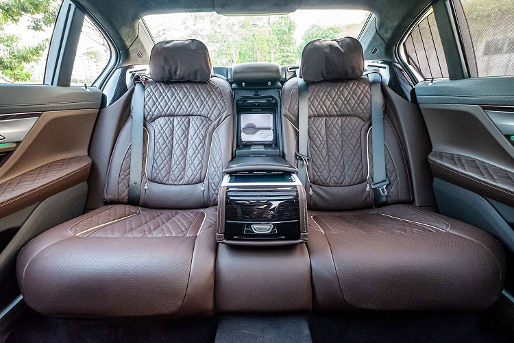 Việc mạnh tay ưu đãi sâu nêu trên của BMW 7-Series được xem là động thái phù hợp để xả hàng tồn, nhập về đại lý từ cuối năm 2019. Trước đó vào cuối tháng 6, BMW 7 Series từng được nhiều đại lý giảm giá hàng trăm triệu đồng cho các xe sản xuất năm 20219 và 2020 để xả hàng tồn.