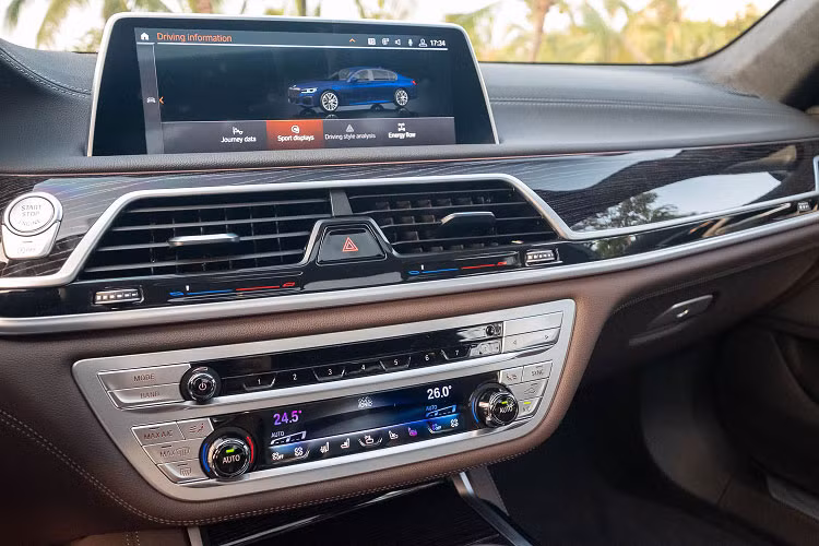 Giảm giá BMW 7-Series 2021 mạnh nhất ở đợt này thuộc về mẫu 740Li. Mẫu xe này giảm giá hơn nửa tỷ đồng, từ 5,369 tỷ xuống chỉ còn 4,789 tỷ đồng. Bản cao cấp nhất 740Li Pure Excellence giảm giá nhẹ, còn 6,209 tỷ đồng cho cấu hình "full option".