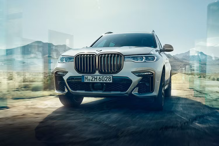 Tại thị trường Thái Lan, BMW X7 M50d 2019 có 5 tùy chọn màu sơn ngoại thất là đen Black Sapphire, trắng Mineral White, đen Carbon Black, xanh dương Phytonic Blue và xám Arctic Grey Brilliant Effect. Giá khởi điểm BMW X7 hạng sang cỡ lớn này tại xứ sở Chùa Vàng là 8,999 triệu Baht (khoảng 6,6 tỷ đồng).