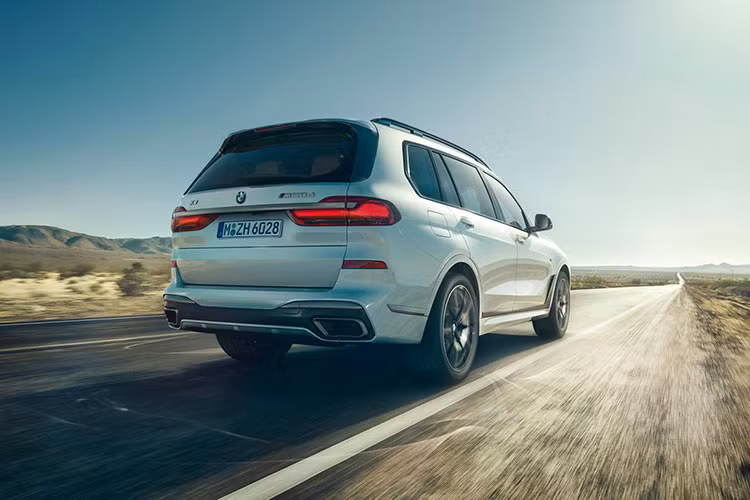 BMW X7 2019 tại Thái Lan sẽ thuộc phiên bản M50d với động cơ diesel 6 xi-lanh, tăng áp kép, dung tích 3.0 lít, sản sinh công suất tối đa 394 mã lực tại tua máy 4.400 vòng/phút và mô-men xoắn cực đại 760 Nm tại dải tua máy 2.000 - 3.000 vòng/phút. Kết hợp với hộp số tự động Steptronic 8 cấp và hệ dẫn động 4 bánh toàn thời gian xDrive tiêu chuẩn, động cơ cho phép BMW X7 M50d 2019 tăng tốc từ 0-100 km/h trong 5,4 giây trước khi đạt vận tốc tối đa 250 km/h.