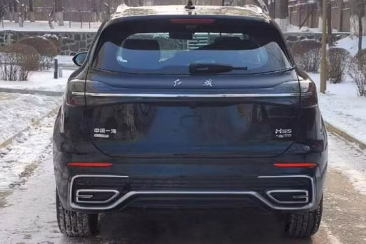 Mới đây, Hồng Kỳ HS5 thế hệ mới đã bất ngờ bị bắt gặp trên đường phố Trung Quốc. Qua đó, có thể thấy mẫu SUV cỡ trung này được áp dụng ngôn ngữ thiết kế mới của thương hiệu, tương tự những người anh em như E-HS9 và LS7. Cụ thể, Hồng Kỳ HS5 2023 được trang bị lưới tản nhiệt cỡ lớn với những nan mạ crôm nằm dọc, bao quanh bằng nẹp màu bạc dày dặn.