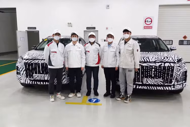 Hiện thời điểm ra mắt và giá xe Hồng Kỳ HS5 2023 vẫn chưa được công bố. Trong khi đó, thế hệ cũ của mẫu xe này có giá từ 183.800 - 249.800 Nhân dân tệ (khoảng 636 - 864 triệu đồng). Tại thị trường Trung Quốc, mẫu xe này sẽ cạnh trang với Hyundai SantaFe.