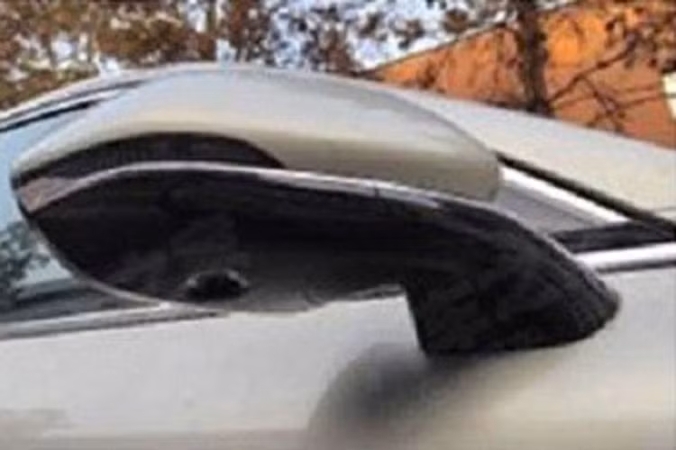 Ở bên sườn, Hồng Kỳ HS5 2023 được bổ sung 3 loại vành la-zăng mới, thay đổi theo phiên bản. Phía sau chắn bùn trước cũng có logo hình lá cờ đỏ của thương hiệu Hồng Kỳ. Trong khi đó, phía sau xuất hiện cụm đèn hậu nằm vắt ngang đuôi xe, tích hợp nẹp mạ crôm ở giữa. Trên cản sau của xe cũng có nẹp mạ crôm trang trí và 2 đầu ống xả giả hình thang.