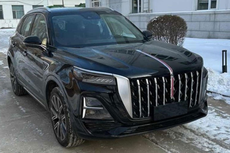 Trong thời gian qua, thương hiệu Hồng Kỳ (Hongqi) của Trung Quốc đã liên tục ra mắt các mẫu xe mới. Sau H6 trình làng trong triển lãm Ô tô Quảng Châu 2022 diễn ra vào tháng 12 năm ngoái, hãng lại chuẩn bị giới thiệu một mẫu xe mới là Hồng Kỳ HS5 2023 mới.