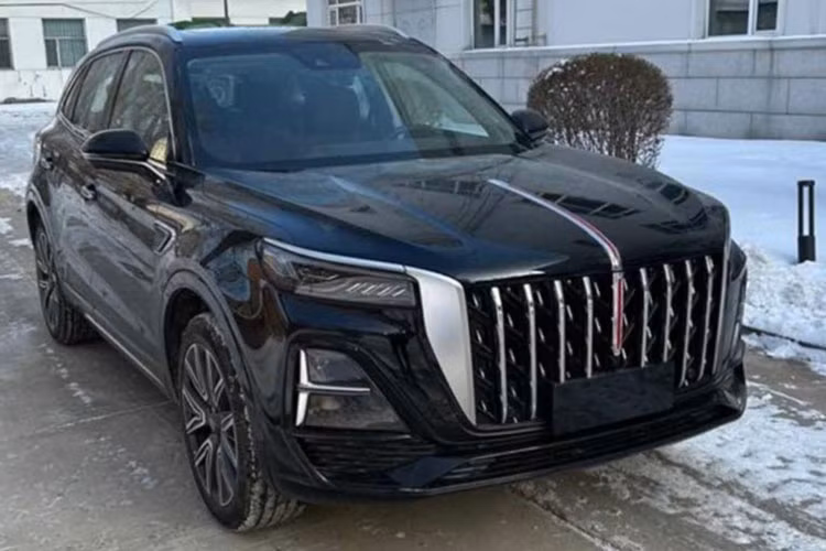 Trong thời gian qua, thương hiệu Hồng Kỳ (Hongqi) của Trung Quốc đã liên tục ra mắt các mẫu xe mới. Sau H6 trình làng trong triển lãm Ô tô Quảng Châu 2022 diễn ra vào tháng 12 năm ngoái, hãng lại chuẩn bị giới thiệu một mẫu xe mới là Hồng Kỳ HS5 2023 mới.