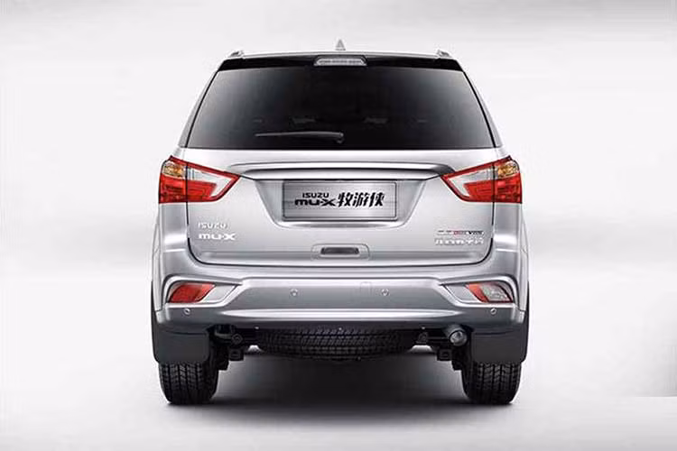 Ở phía sau phiên bản mới này không có sự khác biệt lớn so với trước ngoài trừ việc sử dụng đèn LED cho cụm đèn hậu. Phía trên nắp ca-pô sau là ăng ten vây cá mập, ngoài ra bộ la-zăng mới làm bằng hợp kim 18 inch, đi kèm là bộ lốp 255/60, lớn hơn so với phiên bản cũ.