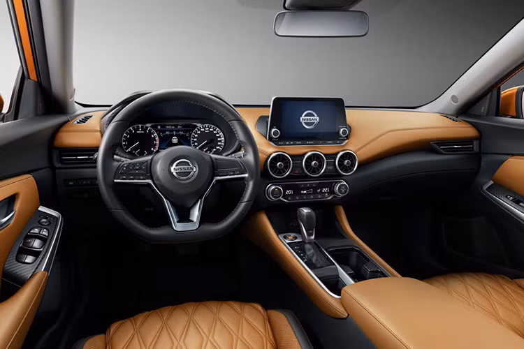 Với nội thất, Nissan Sylphy thế hệ mới có thiết kế năm chỗ với 3 tùy chọn màu là đen, xám sáng và nâu sáng. Nằm chính giữa bảng điều khiển trung tâm là màn hình thông tin giải trí 8 inch, phía bên trái của màn hình này chính là cụm đồng hồ với màn hình kỹ thuật số kích thước 7 inch.