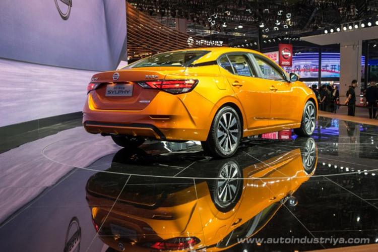 Thiết kế đuôi xe cũng đẹp hơn nhờ cụm đèn hậu và các đường gân mạnh mẽ ở cản sốc. Theo hãng xe ôtô Nissan, việc thay đổi thiết kế ngoại thất của Sylphy giúp hệ số kẽo của xe đạt 0,26, tương đương với siêu xe Nissan GT-R đình đám của hãng.