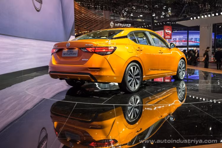 Thiết kế đuôi xe cũng đẹp hơn nhờ cụm đèn hậu và các đường gân mạnh mẽ ở cản sốc. Theo hãng xe ôtô Nissan, việc thay đổi thiết kế ngoại thất của Sylphy giúp hệ số kẽo của xe đạt 0,26, tương đương với siêu xe Nissan GT-R đình đám của hãng.