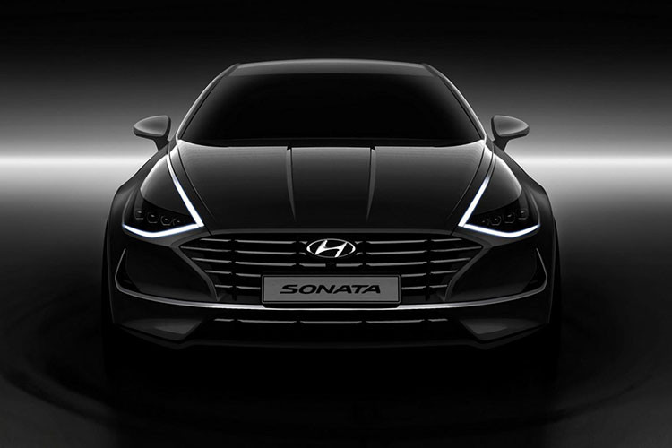 Không chỉ lớn hơn trước, Sonata 2020 còn là mẫu xe đầu tiên của Hyundai được áp dụng ngôn ngữ thiết kế mới có tên Sensuous Sportiness. Đầu xe sở hữu lưới tản nhiệt Digital Pulse Cascading Grille với 5 thanh ngang thiết kế đứt quãng. Bên dưới lưới tản nhiệt còn có một thanh mạ crôm kéo dài đến hốc gió hai bên đầu xe, tạo thiết kế như nụ cười mở rộng.