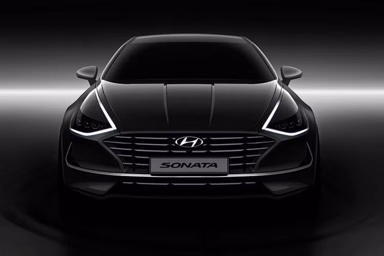 Không chỉ lớn hơn trước, Sonata 2020 còn là mẫu xe đầu tiên của Hyundai được áp dụng ngôn ngữ thiết kế mới có tên Sensuous Sportiness. Đầu xe sở hữu lưới tản nhiệt Digital Pulse Cascading Grille với 5 thanh ngang thiết kế đứt quãng. Bên dưới lưới tản nhiệt còn có một thanh mạ crôm kéo dài đến hốc gió hai bên đầu xe, tạo thiết kế như nụ cười mở rộng.