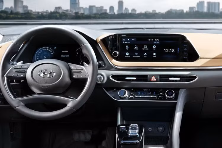 Bên trong Hyundai Sonata 2020 còn có những cửa gió điều hòa khá hẹp nhằm mang đến cảm giác siêu nhẹ và gọn gàng cho nội thất. Đặc biệt, cần số thông thường của Hyundai Sonata thế hệ mới đã được thay thế bằng nút bấm Shift by Wire tương tự Palisade 2020. Xung quanh các nút bấm này là phím chọn chế độ lái và chỉnh các hệ thống hỗ trợ người lái.