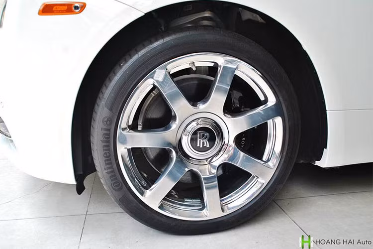 Trong đó, cùng với chiếc Wraith, 1 chiếc Rolls-Royce Ghost màu đen đã được Đặng Lê Nguyên Vũ bán lại cho công ty nhập khẩu tư nhân quận 5 này. Chưa dừng lại, cuộc "thay máu" này còn có cặp đôi siêu xe McLaren 650S Spider màu trắng và Audi R8 V10 Plus màu đen ra công ty nhập khẩu này nằm chờ khách. 