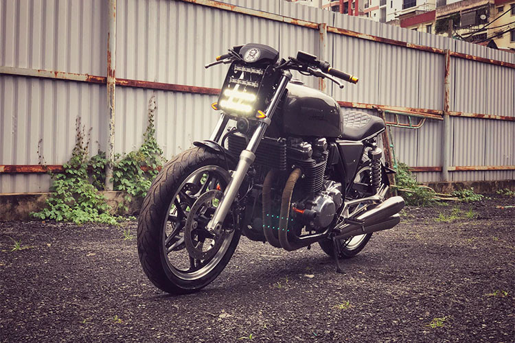 Tại thị trường Việt Nam mẫu xe Honda CB1100 này hiện đã có những phiên bản mới nhất đang được một số đại lý tư nhân nhập khẩu nguyên chiếc bán ra theo dạng không chính hãng và treo giá khoảng 19.500 USD (tương đương 435 triệu đồng). Chi phí độ của mẫu xe này hiện không được Garage môtô Tự Thanh Đa tiết lộ.