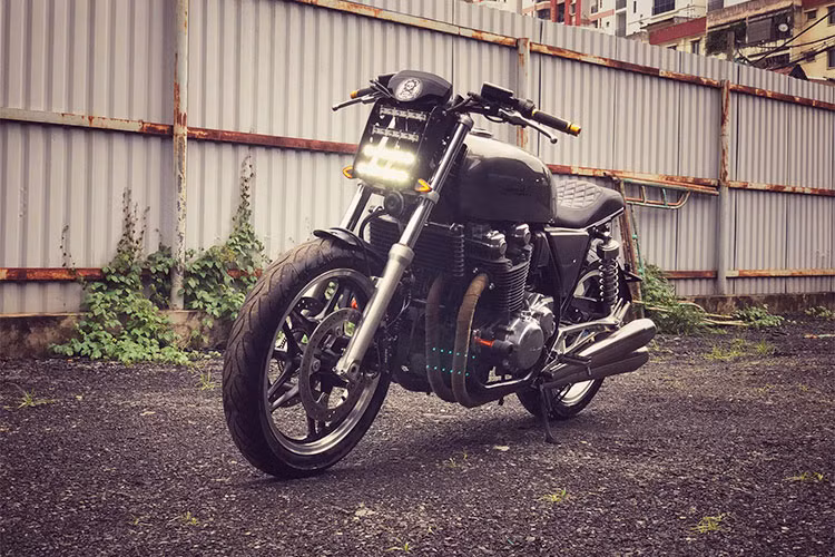 Tại thị trường Việt Nam mẫu xe Honda CB1100 này hiện đã có những phiên bản mới nhất đang được một số đại lý tư nhân nhập khẩu nguyên chiếc bán ra theo dạng không chính hãng và treo giá khoảng 19.500 USD (tương đương 435 triệu đồng). Chi phí độ của mẫu xe này hiện không được Garage môtô Tự Thanh Đa tiết lộ.