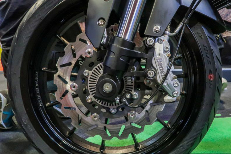 Leoncino 250 sử dụng phuộc nhún trước dạng ống lồng có kích thước 41 mm, giảm xóc sau lò xo trụ đơn với khả năng điều chỉnh mức độ tải trọng. Bộ vành hợp kim đường kính 17 inch, bao bọc bởi lốp không săm.