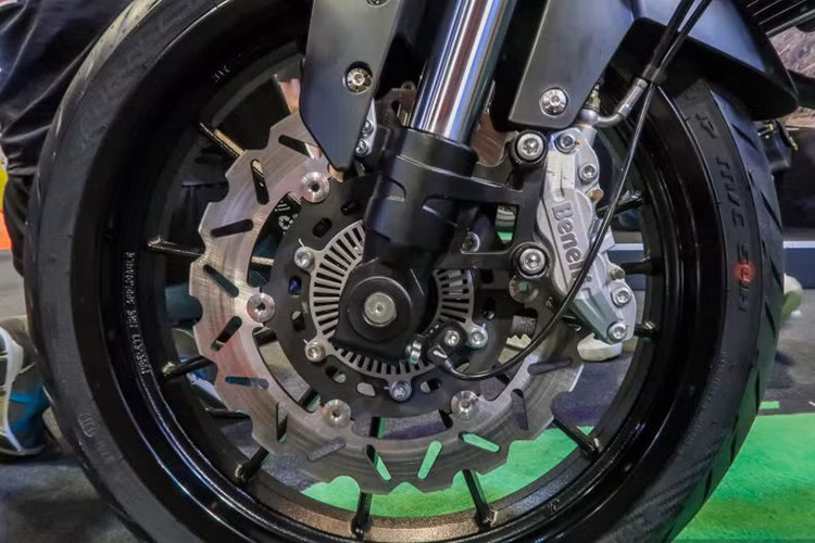 Leoncino 250 sử dụng phuộc nhún trước dạng ống lồng có kích thước 41 mm, giảm xóc sau lò xo trụ đơn với khả năng điều chỉnh mức độ tải trọng. Bộ vành hợp kim đường kính 17 inch, bao bọc bởi lốp không săm.