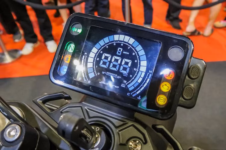 Thiết kế đồng hồ của xe khá hiện đại với công nghệ kỹ thuật số đơn sắc, có thiết kế tương tự như mặt đồng hồ các mẫu xe cao cấp hiện nay. Màn hình kỹ thuật số tinh thể lỏng của xe hiển thị đầy đủ các thông tin như vòng tua máy, vận tốc, hành trình, lượng xăng và nhiệt độ máy.