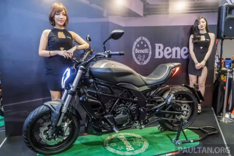 Về ngoại hình, tổng thể Leoncino 250 khá giống với mẫu Leoncino 500, tuy nhiên mẫu Scrambler cỡ nhỏ sẽ có một số khác biệt về mặt kỹ thuật so với đàn anh. Cụ thể, Benelli Leoncino 250 giá rẻ sử dụng bộ khung ống thép dạng lưới, càng sau và hệ thống treo của xe cũng được thay đổi.