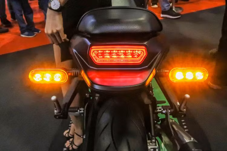 Thiết kế yên xe khá nhỏ, nhưng vẫn đủ dùng cho hai người, Cụm đèn hậu và xi nhan phía sau cũng dùng bóng LED hiện đại hơn so với các đối thủ.
