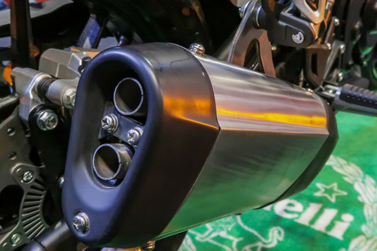 Hai kênh cùng được trang bị phanh đĩa đơn với kích thước lần lượt là 280 mm, 4 piston (bánh trước) và 240 mm, 1 piston (bánh sau). Trên phiên bản cao cấp, phanh xe Benelli Leoncino 250 được tích hợp hệ thống chống bó cứng phanh ABS. Phiên bản thấp hơn vẫn sử dụng phanh đĩa thường.