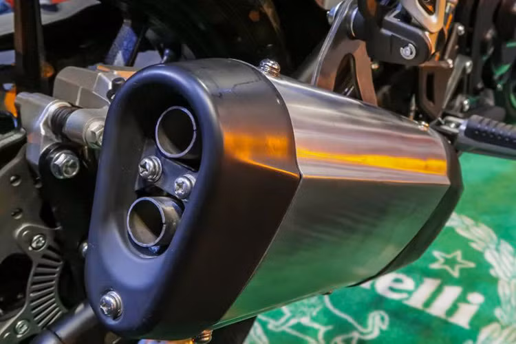 Hai kênh cùng được trang bị phanh đĩa đơn với kích thước lần lượt là 280 mm, 4 piston (bánh trước) và 240 mm, 1 piston (bánh sau). Trên phiên bản cao cấp, phanh xe Benelli Leoncino 250 được tích hợp hệ thống chống bó cứng phanh ABS. Phiên bản thấp hơn vẫn sử dụng phanh đĩa thường.