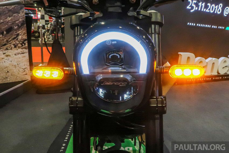 Khác với mặt đèn pha tròn ở Leoncino 500, đầu đèn của Benelli Leoncino 250 có dạng quả trám, phân thành hai tầng, nửa trên của xe có đèn định vị bám theo viền dạng LED. Hệ thống chiếu sáng còn lại như đèn xinhan và đèn phanh cũng ứng dụng công nghệ LED hiện đại.