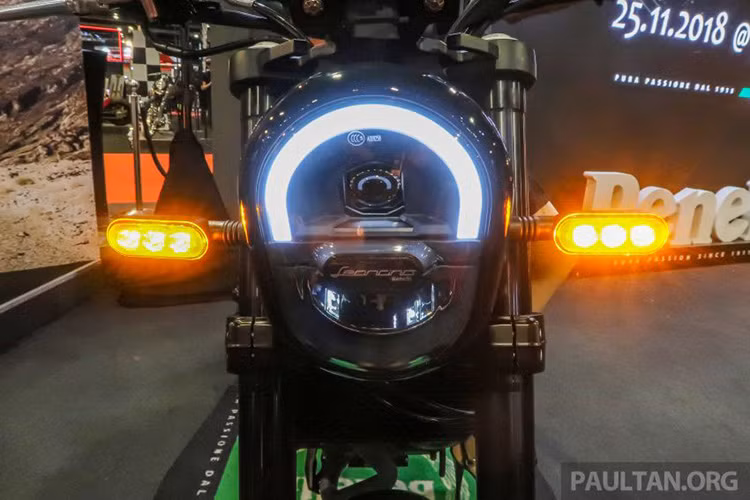 Khác với mặt đèn pha tròn ở Leoncino 500, đầu đèn của Benelli Leoncino 250 có dạng quả trám, phân thành hai tầng, nửa trên của xe có đèn định vị bám theo viền dạng LED. Hệ thống chiếu sáng còn lại như đèn xinhan và đèn phanh cũng ứng dụng công nghệ LED hiện đại.