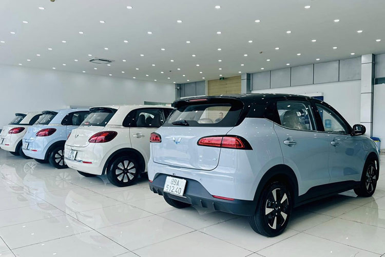 Mẫu xe điện Wuling Bingo 2025 về Việt Nam có kích thước tổng thể DxRxC lần lượt là 3.950 x 1.705 x 1.580 (mm) cùng chiều dài cơ sở 2.560 mm. Xe sở hữu thiết kế tròn trịa, dường như được “vay mượn” từ Mini Cooper cùng bộ mâm có kích thước 14 inch, nhỏ hơn nhiều so với mâm 17 inch của VinFast VF5.