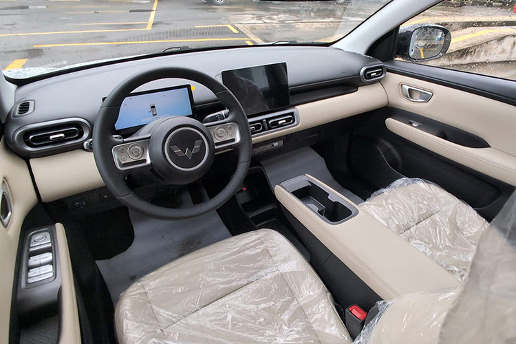 Wuling Bingo 2025 chạy điện sở hữu không gian nội thất khá bé nhỏ, được bố trí đơn giản với cụm đồng hồ lái 7 inch sau vô lăng; màn hình giải trí trung tâm 10,25 inch. Xe còn có ghế lái chỉnh điện, điều hòa tự động, nút bấm đề nổ và phanh đỗ điện tử.