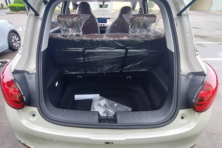 Trang bị an toàn của mẫu xe điện Wuling Bingo đến từ Trung Quốc này chỉ dừng lại ở mức cơ bản, với phanh ABS/EBD, tính năng cân bằng điện tử, camera lùi, cảm biến lùi, giám sát áp suất lốp.