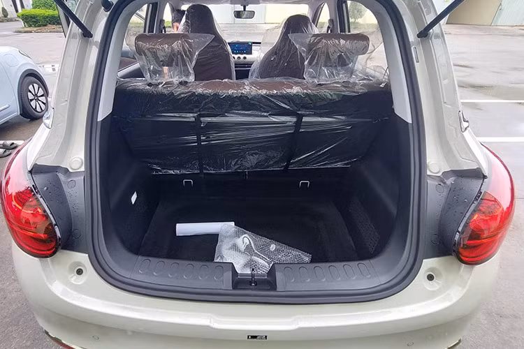 Trang bị an toàn của mẫu xe điện Wuling Bingo đến từ Trung Quốc này chỉ dừng lại ở mức cơ bản, với phanh ABS/EBD, tính năng cân bằng điện tử, camera lùi, cảm biến lùi, giám sát áp suất lốp.