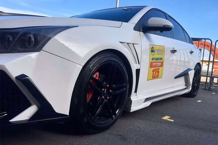 Bên cạnh đó, bộ đèn xe cũng được làm lại với dải LED ban ngày gần giống với mẫu siêu xe Huracan và hai projector từ Audi Q5. Đằng sau xe được thay thế ống xả bật/tắt âm thanh cùng chụp Akrapovic carbon.