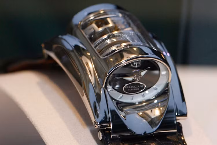 Được định hướng là “đồng hồ đeo tay dành cho người lái”, người đeo Type 370 mang thiết kế đột phá táo bạo khi người dùng có thể xem giờ từ mặt bên (để tiện xem giờ khi đang lái). Toàn bộ hệ thống mặt và vòm nổi của đồng hồ tái tạo lại hình ảnh nắp ca pô và động cơ nằm ngang của những mẫu xe Bugatti cổ điển.