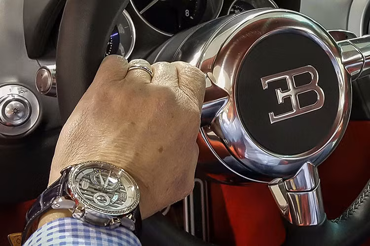 Parmigiani Fleurier, một thương hiệu đồng hồ tới từ Thuỵ Sĩ hợp tác với hãng sản xuất siêu xe danh tiếng Bugatti để trình làng dòng sản phẩm đặc biệt Parmigiani Fleurier Bugatti, với mục đích nhắm đến không ai khác ngoài giới sưu tầm đam mê cả 2 món đồ là - đồng hồ và Bugatti.