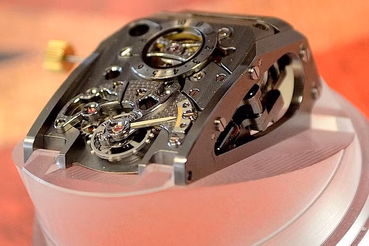 Khung của cả 2 đều được tạo hình giọt nước theo dạng 3D, chứa đựng hơn 300 chi tiết thủ công được lắp ráp công phu bên trong. Dây đeo cả 2 sử dụng do Hermes sản xuất với chất liệu da mềm cao cấp. Mức giá của bản Mythe và Super Sport lần lượt là 430.000 USD và 280.000 USD.