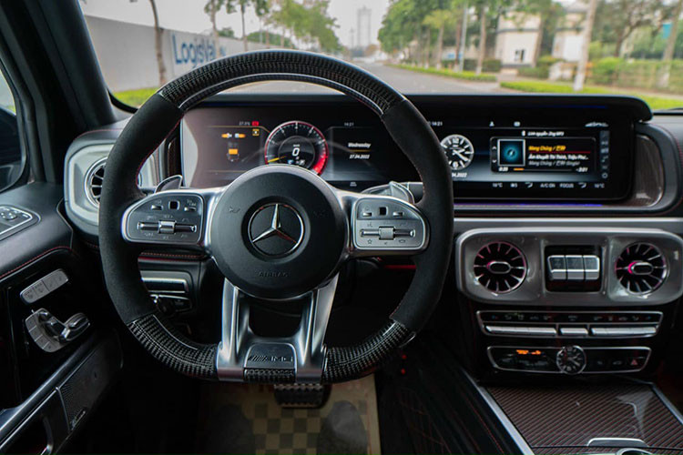 Để tăng thêm tính hiện đại, Mercedes-Benz cũng trang bị hai màn hình sắc nét với kích thước 12,3 inch đặt sau vô-lăng và chính giữa táp-lô xe. Hệ thống giải trí có khả năng kết nối Apple CarPlay và Android Auto. Hệ thống âm thanh Burmester 15 loa, công suất 590W. Điều hòa tự động 3 vùng. 