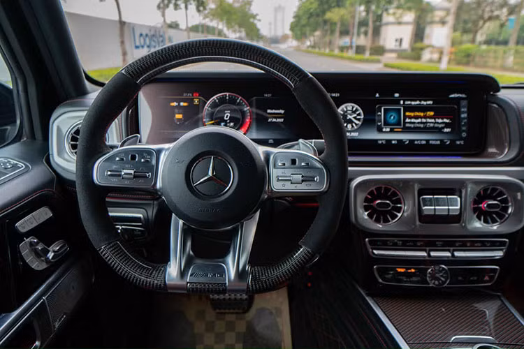 Để tăng thêm tính hiện đại, Mercedes-Benz cũng trang bị hai màn hình sắc nét với kích thước 12,3 inch đặt sau vô-lăng và chính giữa táp-lô xe. Hệ thống giải trí có khả năng kết nối Apple CarPlay và Android Auto. Hệ thống âm thanh Burmester 15 loa, công suất 590W. Điều hòa tự động 3 vùng. 