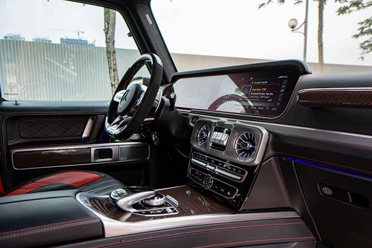 Xe còn có khả năng nhớ vị trí hàng ghế trước, vô lăng và gương chiếu hậu. Cả 2 hàng ghế đều có tính năng sưởi, trong khi chỉ hàng ghế trước có chức năng massage. Màn hình cụm đồng hồ cũng có kích thước 12,3 inch tương tự như màn hình giải trí.