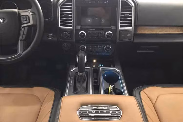 Ngoài ra, xe cũng được trang bị nhiều tính năng thú vị và hiện đại như chìa khóa khởi động từ xa, khe cắm sim 4G có thể dùng để cập nhật phần mềm, hay có tới 4 ổ cắm loại 110V (2 ở trong xe, 2 ở thùng sau). 