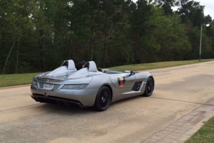 Giat minh xem be 2 tuoi cam vo lang sieu xe Mercedes-Benz-Hinh-2