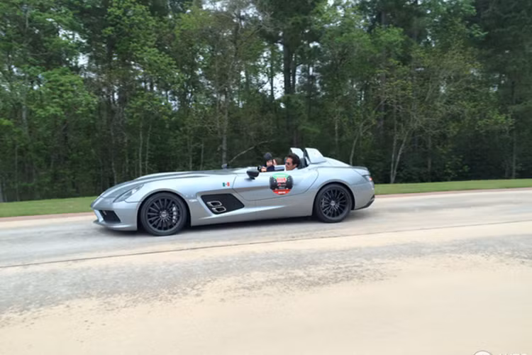 Giat minh xem be 2 tuoi cam vo lang sieu xe Mercedes-Benz