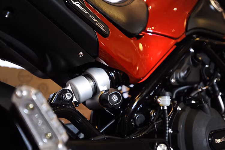 Ngoài các công nghệ mới, Leoncino cũng gợi sự liên tưởng cho người đam mê thương hiệu đình đám một thời này dòng Benelli siêu nhẹ ra đời từ thập niên 50 trong quá khứ. Xe sở hữu hệ thống treo bao gồm phuộc hành trình ngược trước được sơn đen cùng giảm xóc đơn sau tùy chỉnh.