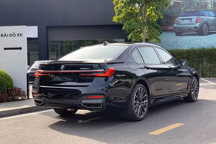 Về ngoại hình mẫu xe sang BMW 740Li M Sport 2020 mới cũng như bản thường, sở hữu kích thước với chiều dài x rộng x cao lần lượt là: 5.260 x 1.902 x 1.479 (mm). Chiều dài cơ sở của xe là 3.210mm. Xe có trọng lượng không tải là 1.880kg và khoang thể tích của xe là 515 lít.