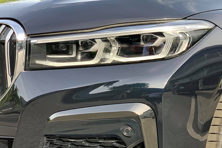 BMW 7-Series 2020 mới gây ấn tượng ngay từ ánh nhìn đầu tiên với thiết kế tự tin không thỏa hiệp, thể hiện ở phần mũi xe cao hơn 50 mm so với trước đây, cùng những đường nét tinh tế nhưng mạnh mẽ trên cản trước và nắp ca-pô. Phiên bản 740Li M Sport tích hợp các khe hút gió cỡ lớn trên cản trước, đem tới ngoại hình thể thao không thể nhầm lẫn.