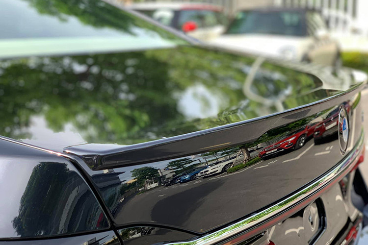 Ở phần hông xe, khe thoát gió được các nhà thiết kế chắp bút đầy dứt khoát và táo bạo, hơn nữa còn giúp tăng tính khí động học cho thân xe. BMW Series 7 được trang bị mâm xe hợp kim với kích thước từ 19 – 20 inch, hoàn thiện phong cách thể thao hay sang trọng tùy theo từng phiên bản.