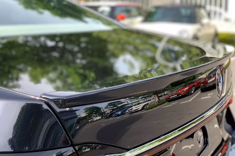 Ở phần hông xe, khe thoát gió được các nhà thiết kế chắp bút đầy dứt khoát và táo bạo, hơn nữa còn giúp tăng tính khí động học cho thân xe. BMW Series 7 được trang bị mâm xe hợp kim với kích thước từ 19 – 20 inch, hoàn thiện phong cách thể thao hay sang trọng tùy theo từng phiên bản.