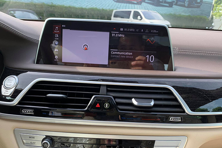 Các tính năng đặc biệt bao gồm hiển thị thông tin trên kính chắn gió; chức năng ra lệnh bằng cử chỉ; chức năng hỗ trợ đỗ xe với camera 360o thông minh; hệ thống giám sát áp suất lốp; và đèn trước LED thích ứng. Trên những phiên bản Pure Excellence, danh sách này còn bổ sung thêm đèn trước BMW Laserlight, chìa khóa tích hợp màn hình cảm ứng và hỗ trợ đỗ xe từ xa. 